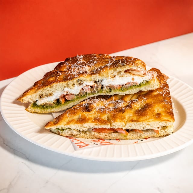FOCACCIA CAPRESE PESTO.